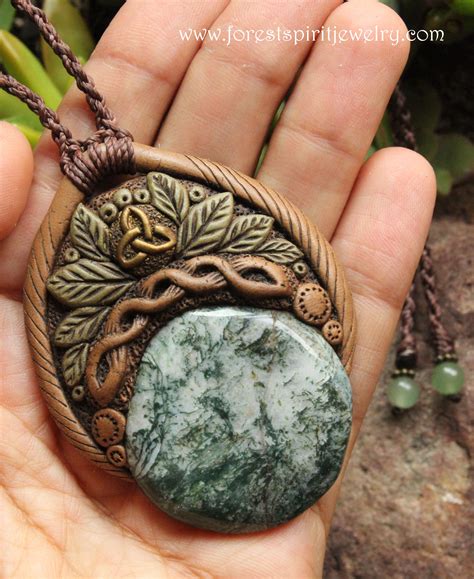 The Craftsmanship Behind Druid Amulet Necklaces: Honoring Tradition and Artistry